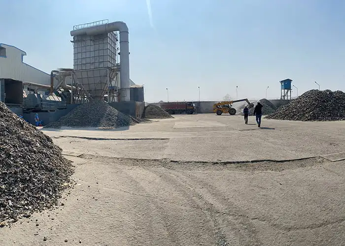 Compactación de residuos metálicos en planta: preparación y gestión de chatarra para reciclaje y valorización.