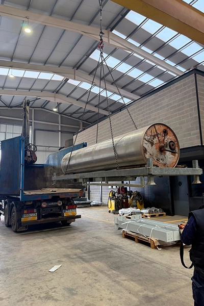 Vaciado de Naves Industriales Vaciado de naves industriales con desmantelamiento industrial y retirada de equipos, realizado por Vivasteel.