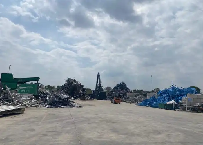 Servicio de contenedores para chatarra Valencia con VIVA STEEL: acopio y gestión de residuos metálicos