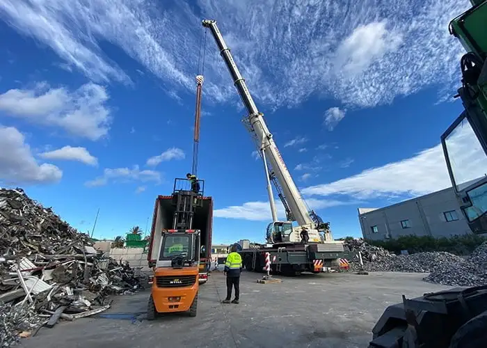 Gestión de residuos para fábricas Valencia con retirada de chatarra industrial y carga en planta