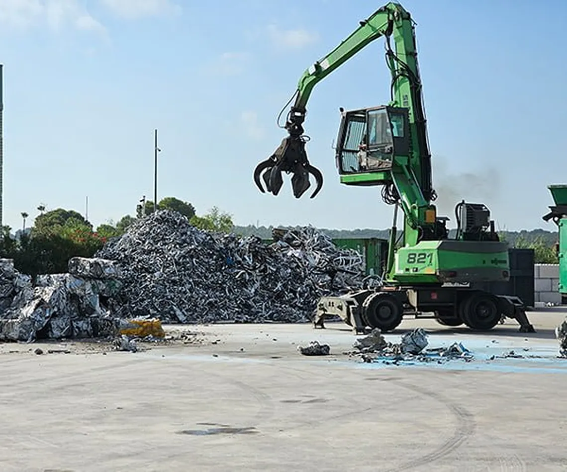 Empresa gestora de residuos industriales VIVA STEEL realizando la gestión de materiales metálicos