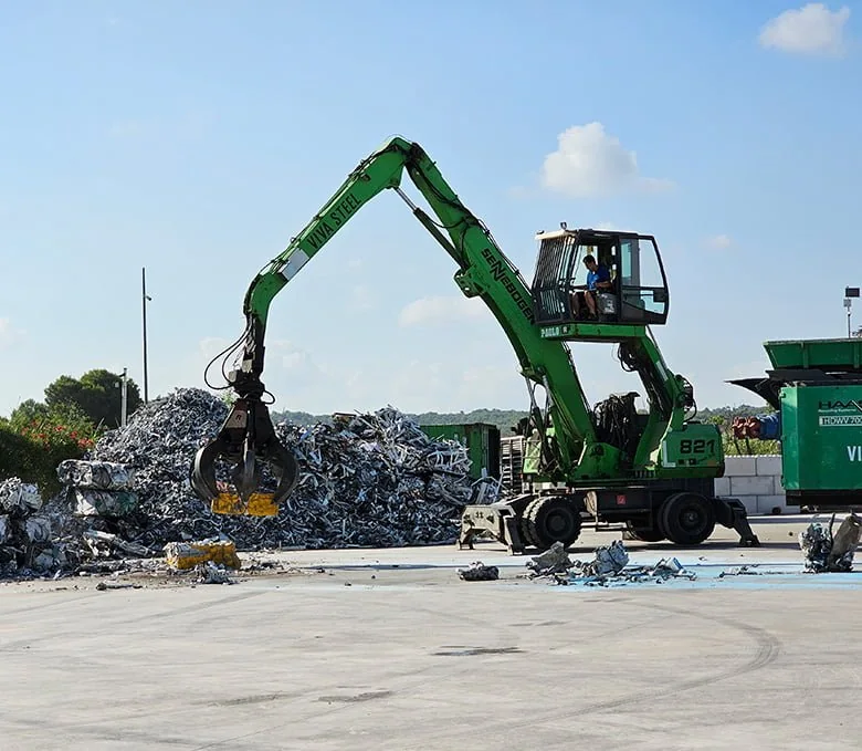 Gestor autorizado de chatarra en Valencia: maquinaria VIVA STEEL manipulando residuos metálicos