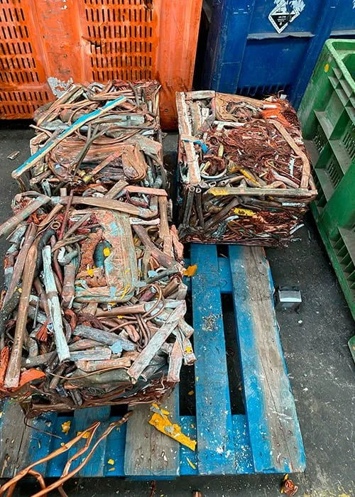 Soluciones medioambientales para empresas | VIVA STEEL Soluciones medioambientales para empresas con clasificación de residuos metálicos y chatarra de cobre