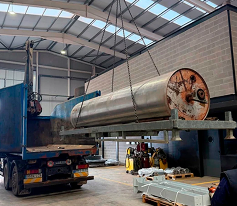 Vaciado de naves industriales con retirada de maquinaria pesada mediante izado y carga en camión, Vivasteel.